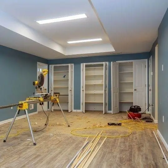 Ambiente con closets empotrados y cielo raso de drywall con luces