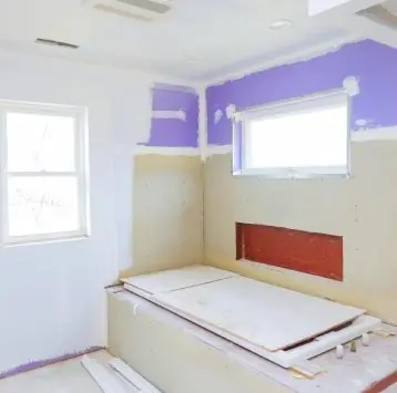 Baño en obra con paredes de drywall resistente a la humedad junto a la tina