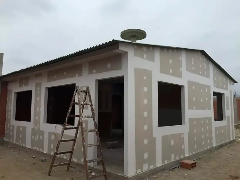 Casa de drywall en obra con las juntas de las placas exteriores a la vista