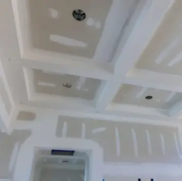 Cielo raso de drywall con cajones y juntas masilladas antes de pintar