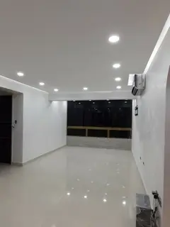 Sala con focos empotrados en el cielo raso de drywall