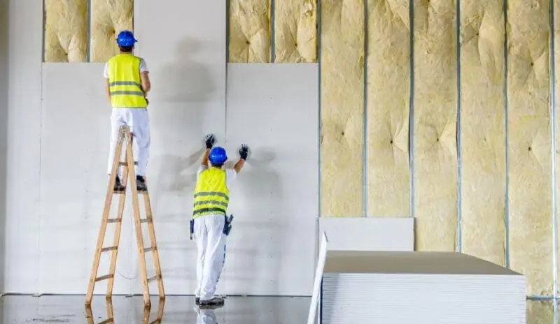 Tabique de drywall a medio cerrar con lana de vidrio entre los parantes