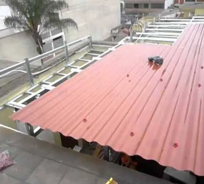 Techo de aluzinc sobre una estructura metálica en una ampliación